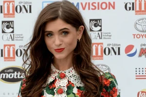 Natalia Dyer Weight
